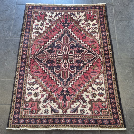 Hand-Knotted Persian Heriz Rug 143cm x 108cm – Soft Multi-Coloured Wool Pile Rug Hand-Knotted Persian Heriz Rug 143cm x 108cm – Soft Multi-Coloured Wool Pile Rug